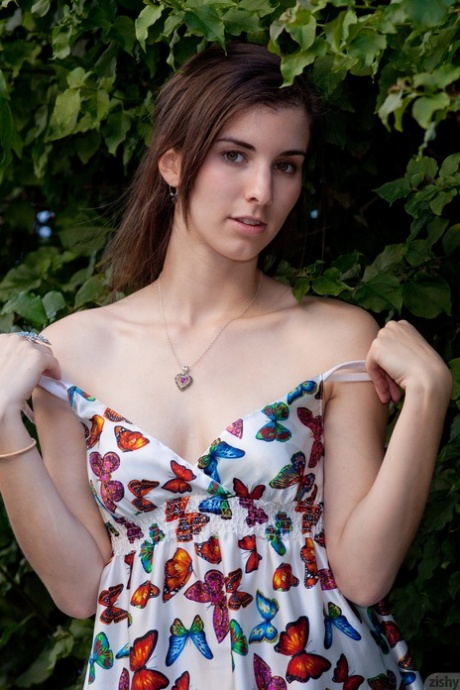 L'adorable adolescente amatrice Melissa Johnston enlève sa robe et pose en sous-vêtements.