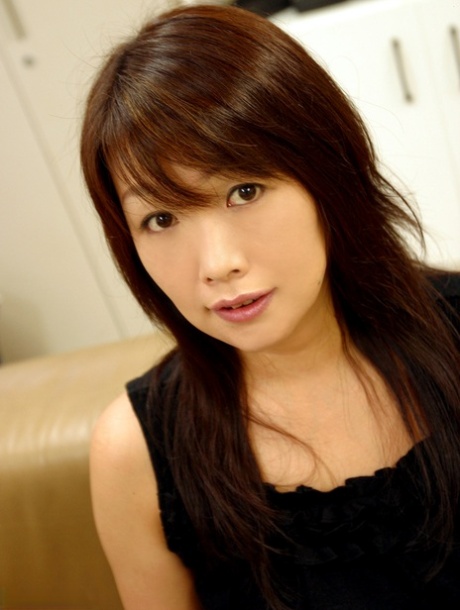 Vollbusige japanische MILF Rui Ayukawa gibt einen boobjob und fickt doggystyle