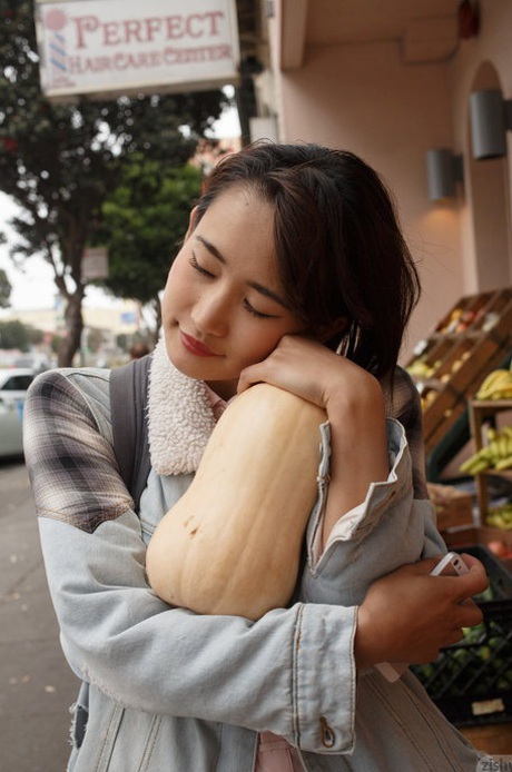 Superbe Japonaise Saki Kishima exhibant ses seins et son cul en public