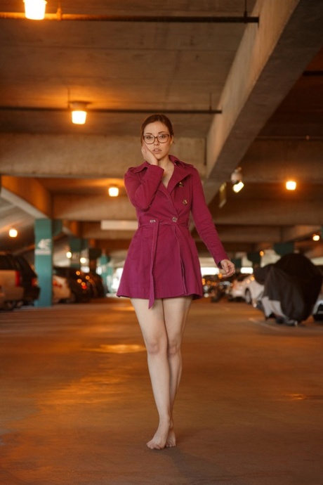 Geeky Rotschopf in einem Mantel Elizabeth Marxs blinkt ihre Brüste und Pussy in der Öffentlichkeit