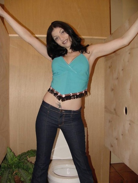 Skinny Latina Soma zieht sich auf der öffentlichen Toilette aus und bläst einen Schwanz durch ein Loch