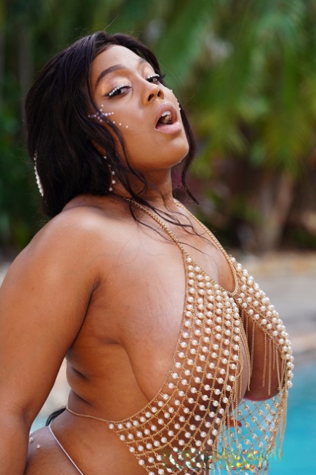 Tjock ebony-tjej med enorma bröst och röv Ms.Yummy knullar en stor vit stav vid poolen