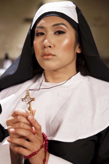 Den kåte asiatiske nonnen Mia Li og den kåte Sophia Locke kler av seg og poserer i undertøy.