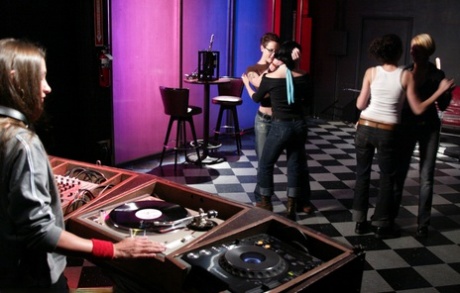 Die geile Brünette DJ Alissa Ashley sitzt auf einer Dildomaschine im Tanzclub