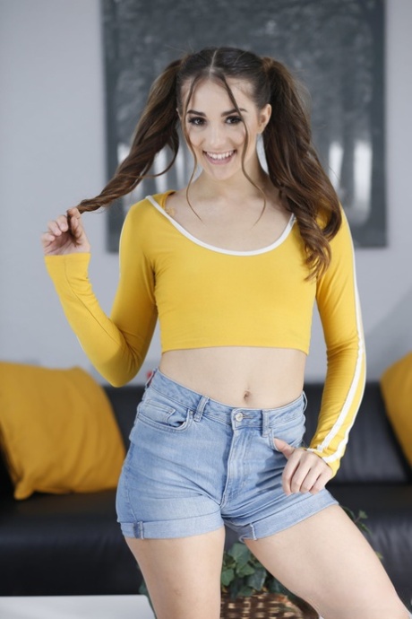 Sexy Latina tiener Sofie Reyez toont haar lekkere kontje voordat ze hard geneukt wordt