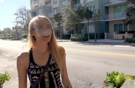 Skinny Babe Heather Hamilton genießt Hardcore Sex & nimmt eine Gesichtsbehandlung