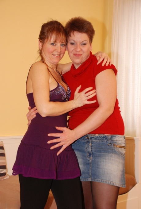 二人の熟女レズビアン、キム・Cとソフィア・Hがストリップでワイルドなストラップ・セックスをする。
