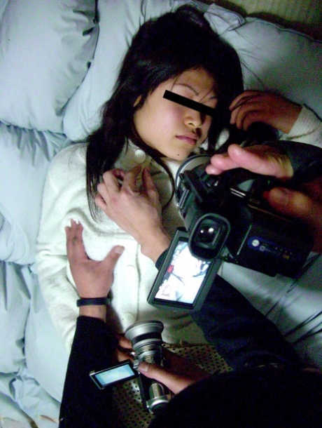 Asiatisk kjære med små pupper blir knullet dypt mens hun sover på en seng