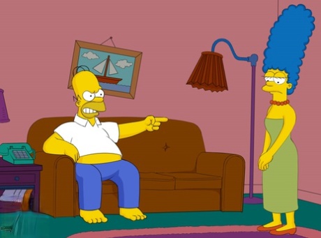 Homer Simpson a ser fodido no cu por três shemales lascivos