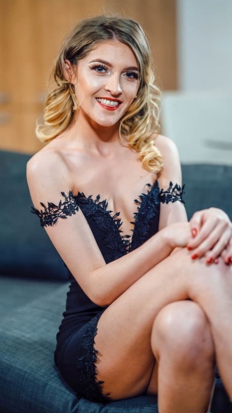 Magere blonde Britse Rhiannon Ryder neukt een enorme lul in haar sexy lingerie