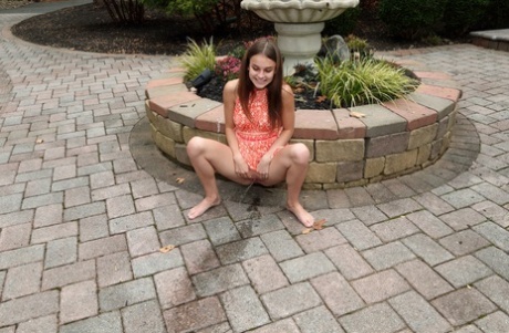 19-letnia nastolatka Ellie Eilish bawi się i pieści swoją cipkę na kanapie
