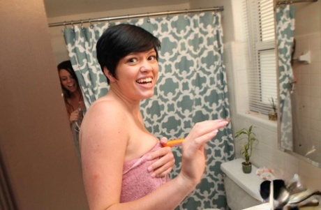 Lesbische Alice Manson & haar GF Veronica Wild spelen met een dildo in de badkamer
