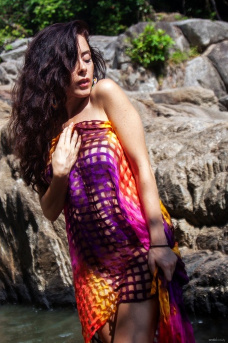 Jemná brunetka Madivya odhaluje svá úžasná prsa v řece