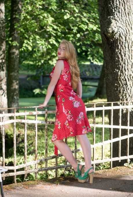 Fantastisches Amateur-Babe Helene zieht ihr rotes Kleid aus und neckt mit ihren Kurven