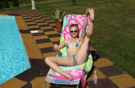 Super skinny Lady Bug zieht ihren winzigen Bikini aus und spielt ihre Fotze im Freien