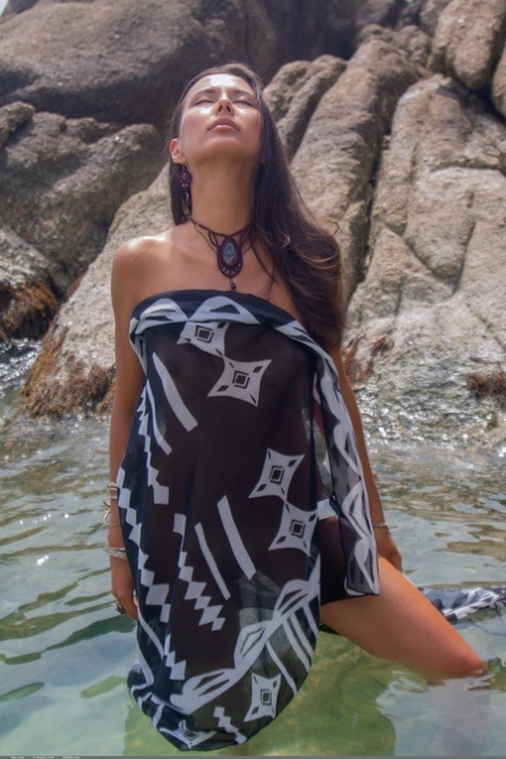 Atordoador exótico com mamas naturais quentes Nov Lera tiras e banhos de sol no mar