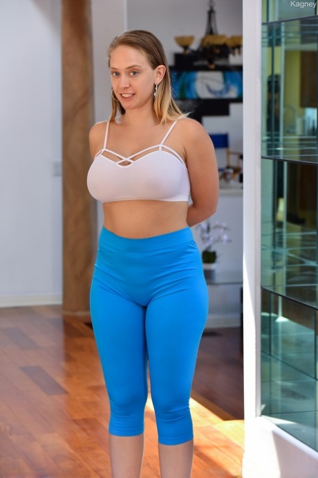 A MILF amadora Kagney despe as suas leggings e mostra o seu rabo quente em cuecas