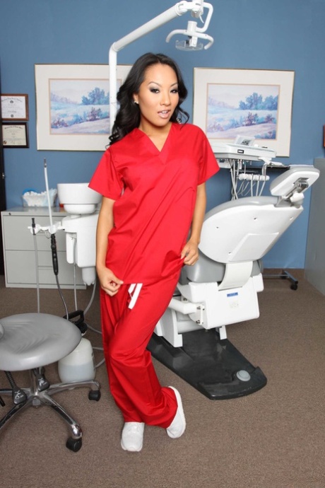 La minuta dentista asiatica Asa Akira sfoggia le sue grandi tette e gioca con la sua figa in un assolo