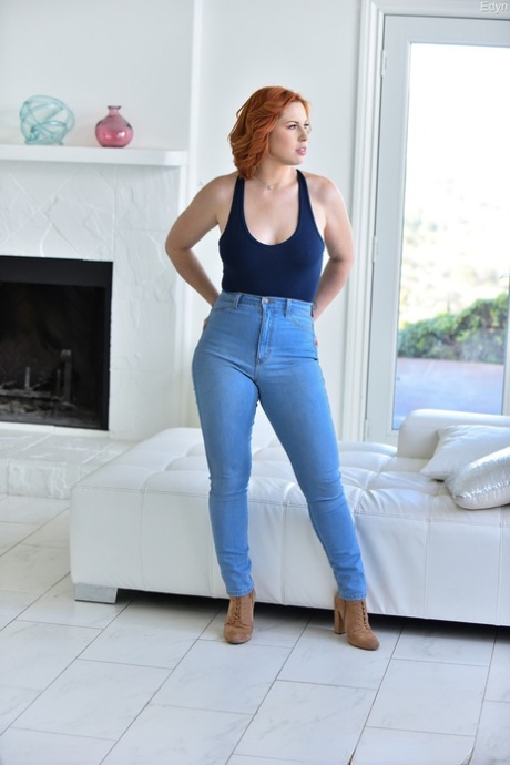 La superbe MILF en jeans Edyn expose ses beaux seins et ses trous d