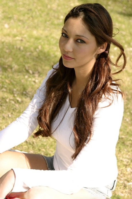 Lusty brunette babe Shana shows her perfect breasts in the park