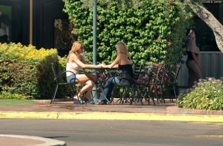 Le sexy lesbiche Carli e Jamie sfoggiano le loro belle tette e si divertono in pubblico