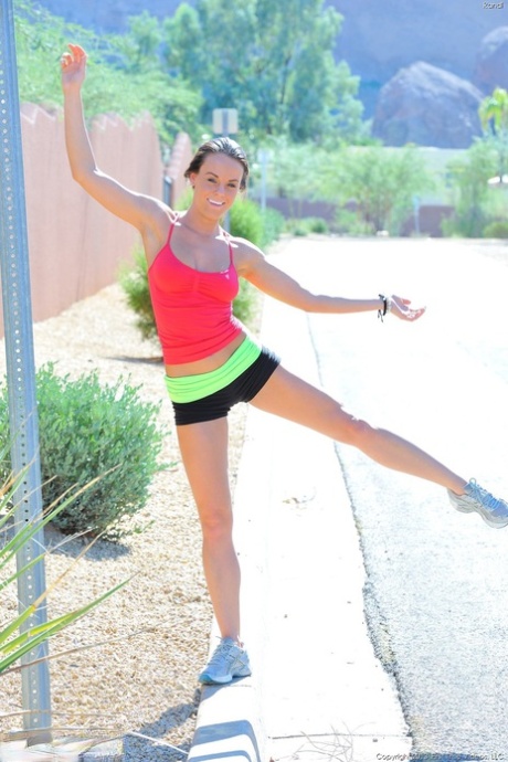 A doce adolescente amadora Randi fica nua enquanto faz jogging e posa em casa