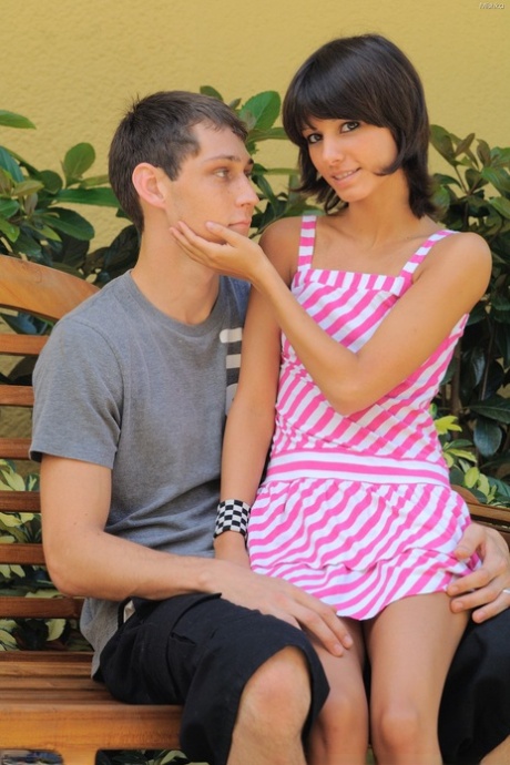 Den brune teenager Mishka kysser en fyr, før hun bøjer sig over ham og sutter hans pik