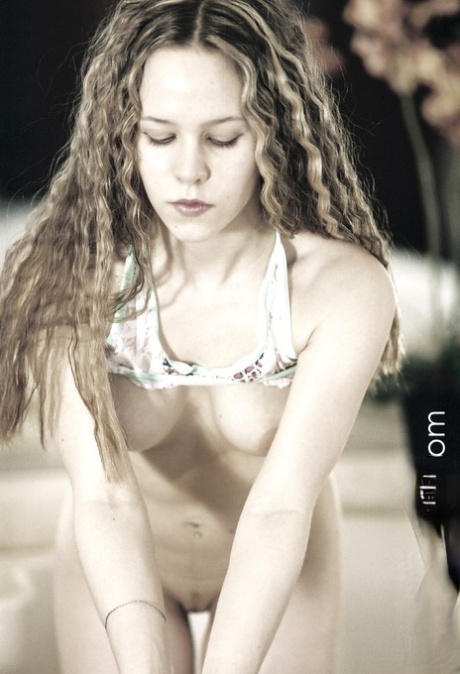 Sexiga tonåringen Fiona visar sin fina rumpa och naturliga bröst framför en spegel