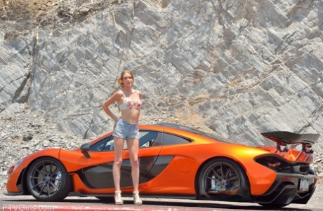 Den høje model Anya poserer nøgen i en dyr sportsvogn, før hun onanerer