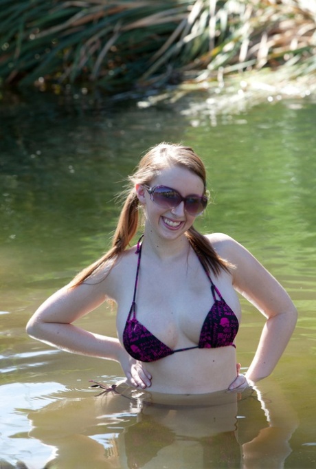 Sexy Ingwer Felicia enthüllt ihre großen natürlichen Brüste und runden Arsch im Fluss