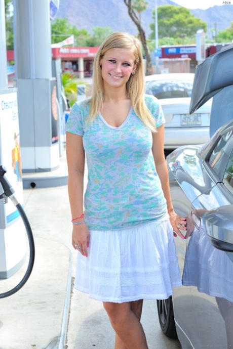 Hot blonde Alice afslører sine store bryster på en tankstation og på offentlige trapper