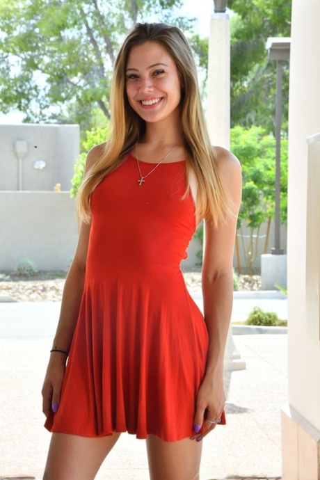 Rozkošná amatérská teenagerka v červených šatech Avery se blýskne zadkem a pindíkem