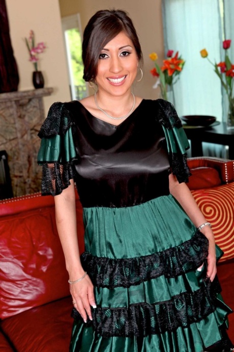 Manželka Rebeca Linares si svléká šaty a vystavuje na odiv svůj neuvěřitelný zadek a velká prsa