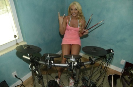 Blonde drummer met dikke kont Keely Jones neukt een bandlid na de training