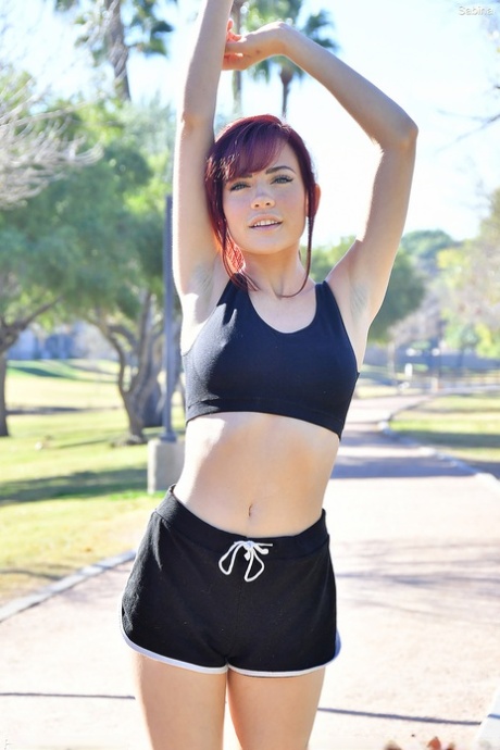 Fræk rødhåret teenager Sabina stripper offentligt og laver yoga splitternøgen