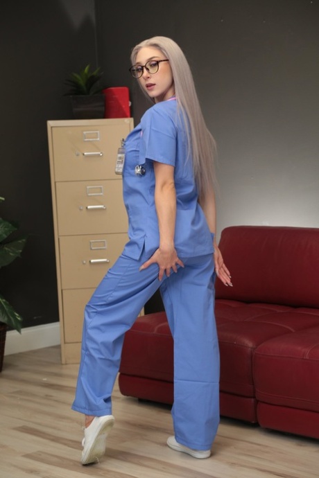 Sexy zdravotní sestra s horkými prsy Skylar Vox dostane brutálně v prdeli od svého kolegy