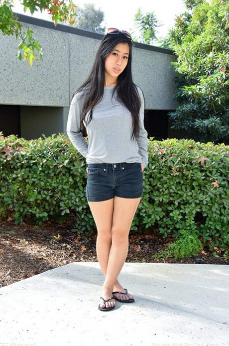 Den smukke asiatiske teenager Jade Kush afslører sine fænomenale bryster udendørs