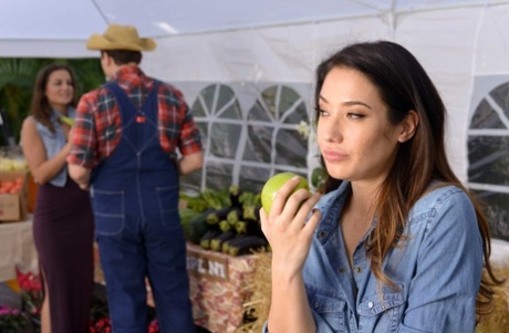 Die schöne Bäuerin Eva Lovia wird auf dem Gemüsemarkt überfallen