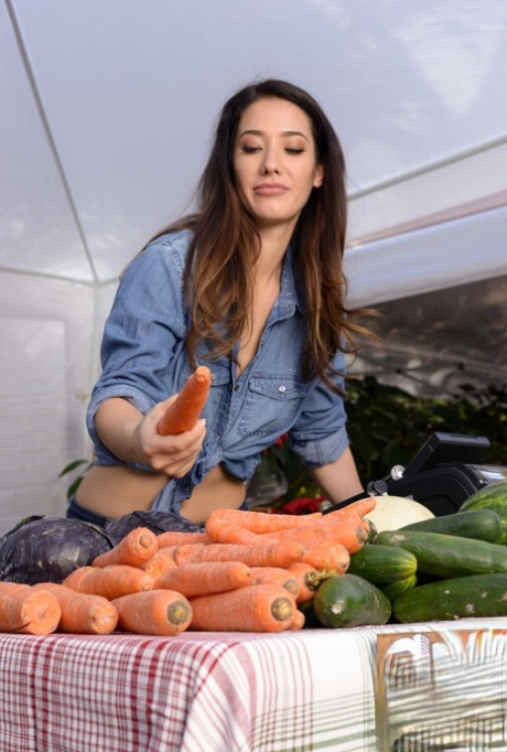 Den smukke landmandskone Eva Lovia bliver overfaldet på grøntsagsmarkedet