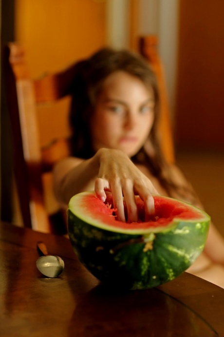 Våd teenager Sofy Bee spiser vandmelon og viser sine stramme huller frem