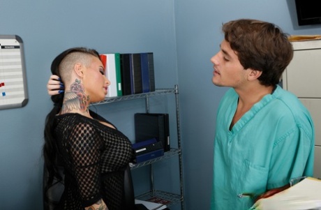 La pornostar tatuata con tette enormi Christy Mack seduce un uomo e si fa scopare