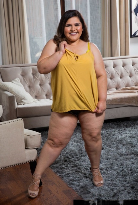 La grassa teenager Karla Lane espone il suo culo massiccio e i suoi grandi capezzoli in un assolo