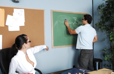 Kurvenreiche Lehrerin Carmella Bing wird im Klassenzimmer hart gerammt