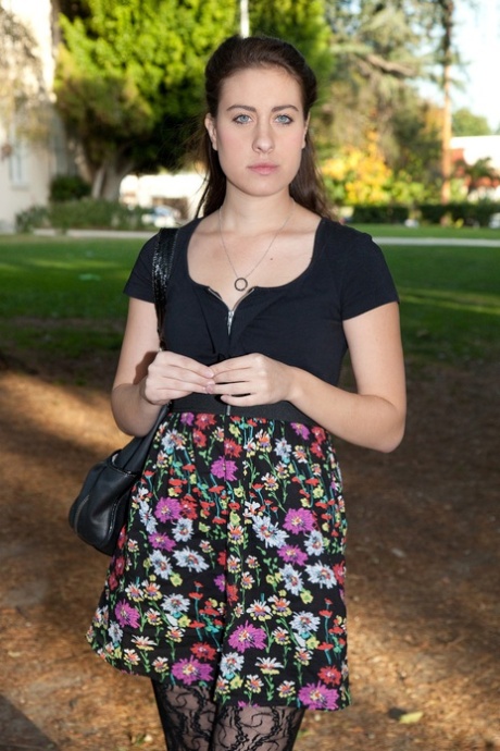 Urocza włoska dziewczyna Kim Alu pokazuje publicznie swoje czarne majtki