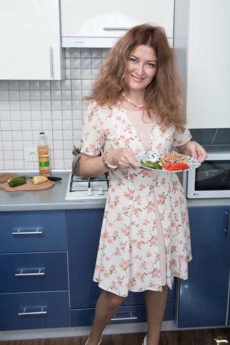 La casalinga Elena V che inserisce minuscoli cetrioli nella sua figa pelosa