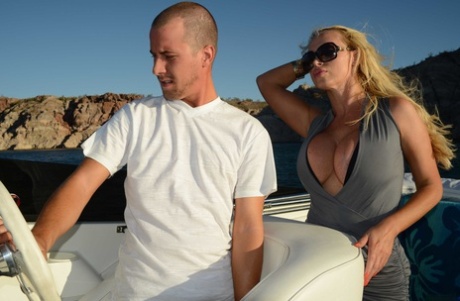 Kanadisk cougar med store pupper Nikki Benz humping en steinhard pikk på en båt