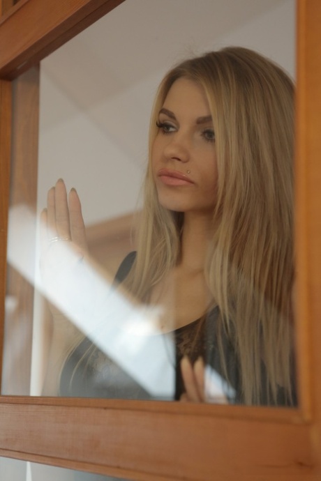 Den sexy blondinen Karina Grand nyter hardcore analsex med en svart hingst