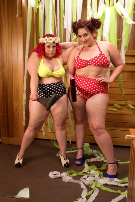 Fette Femdoms Mimosa & April Flores zeigen ihre großen Titten und Ärsche