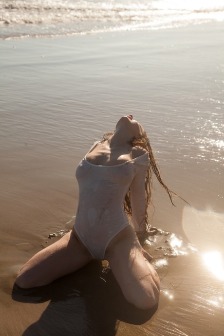 Sexy vriendin Avri Gaines gets nat als ze poseert in haar bodysuit op het strand