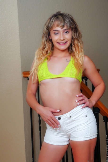 Nezbedná teenagerka s malými prsy Anna Mae tře svůj chutný muff na podlaze